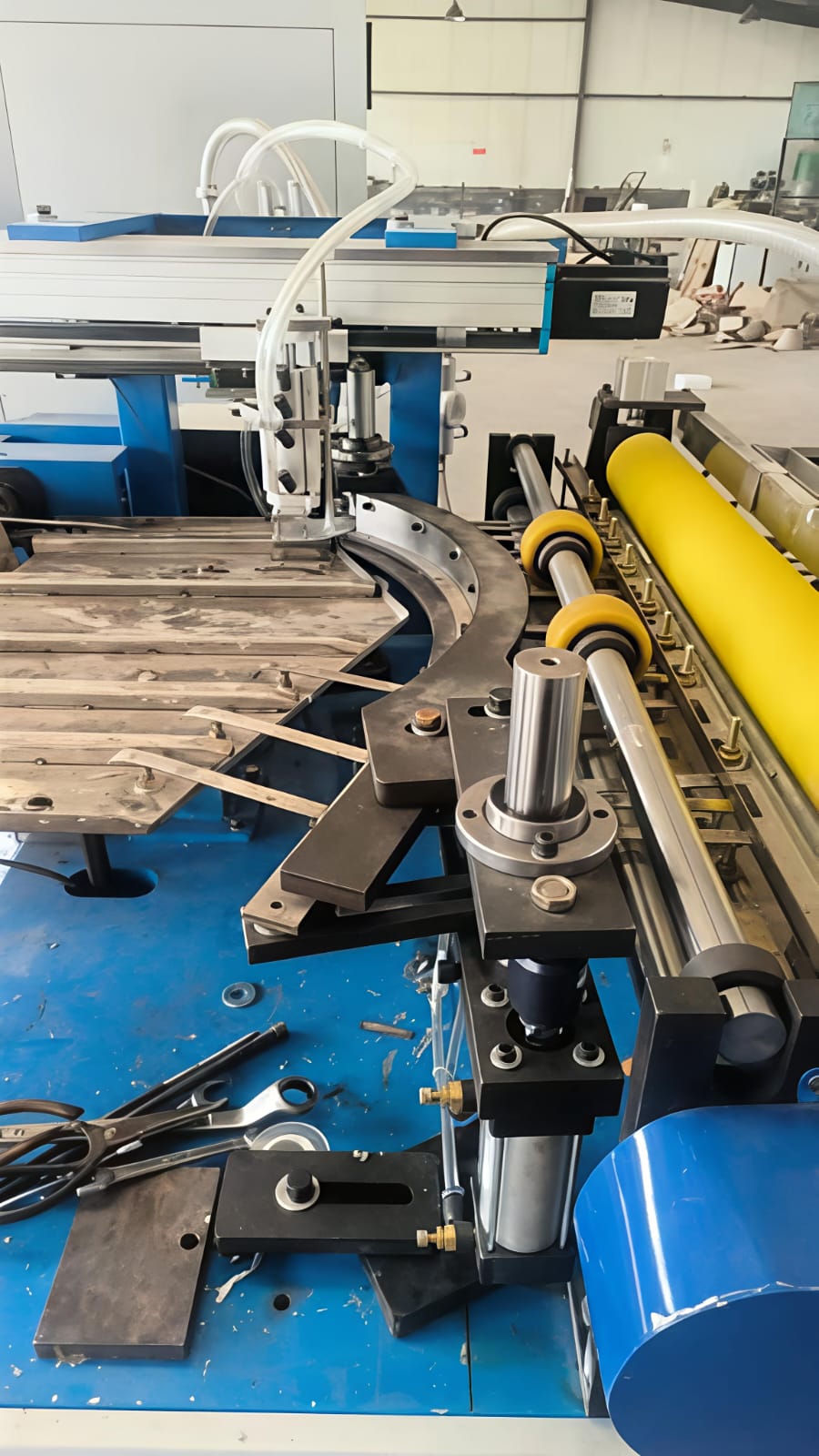 Cone winding machine mechanism